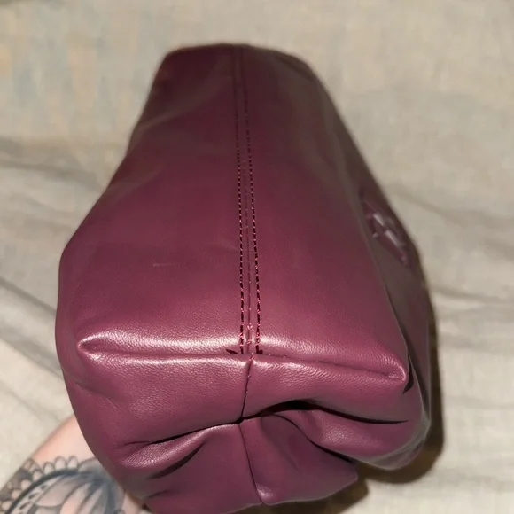 NWT Badgley Mischka Wrapped Frame Clutch: Plum
Perfect fall bag - Picture 6 of 9
